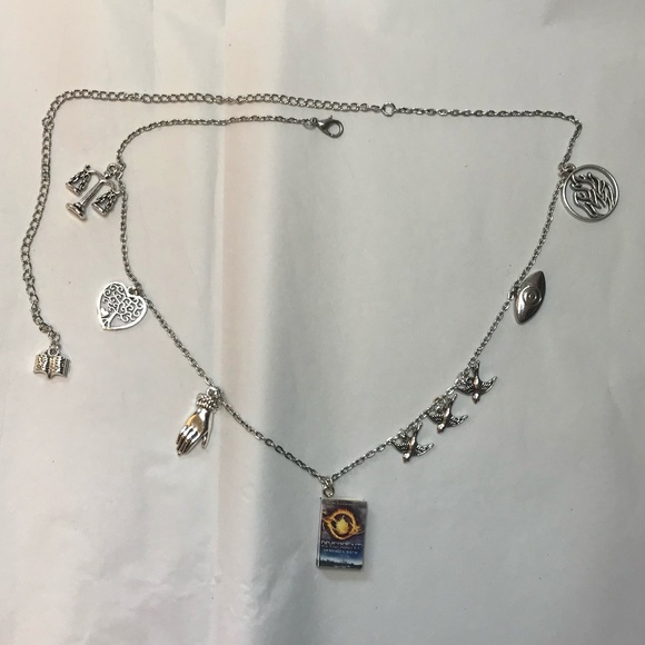 Divergent by Veronica Roth Handmade Literature Necklace, Book Cover, 3 Birds - Picture 12 of 16